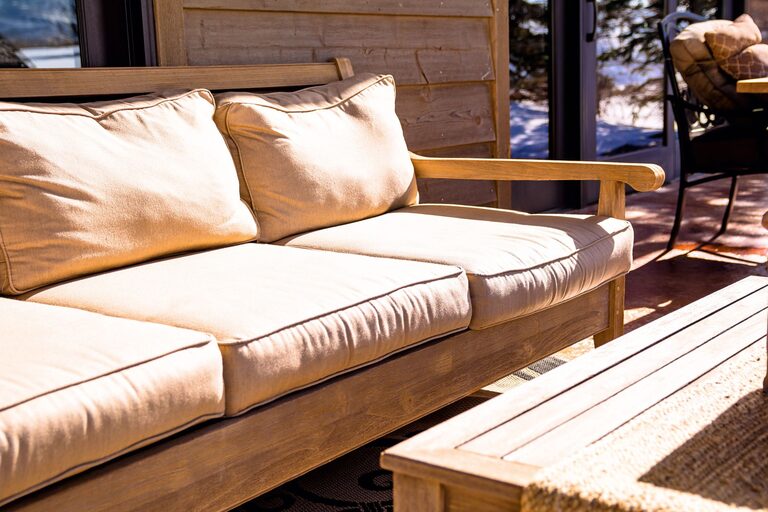 Tips for Creating a Cozy and Inviting Outdoor Living Space in Your Backyard